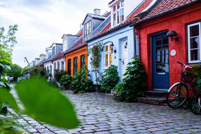 billede af farverige rækkehuse og brosten et sted i Danmark boligadvokat